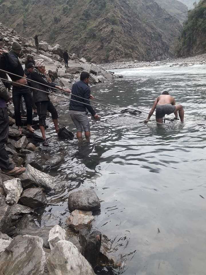 कर्णाली नदीमा जीप खस्दा चालक बेपत्ता