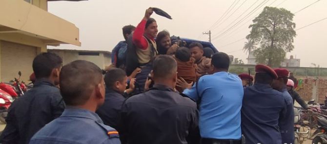 मन्त्रीलाई कालोमोसो दल्न गएका आधा दर्जन युवा गिरफ्तार