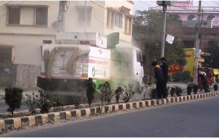 विराटनगरमा सडकको धुलो सफा गर्दै छ ब्रुमर