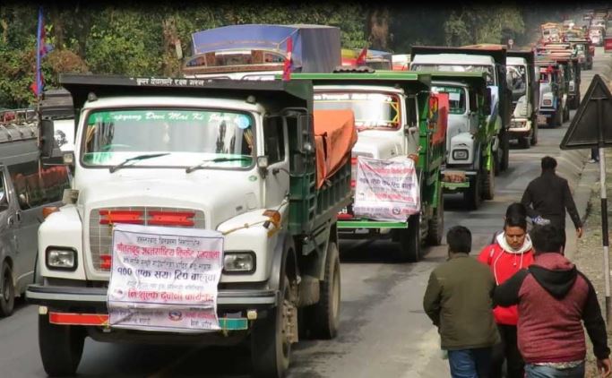 क्रिकेट रंगशाला बनाउन १०० टिपर बालुवा सहयोग