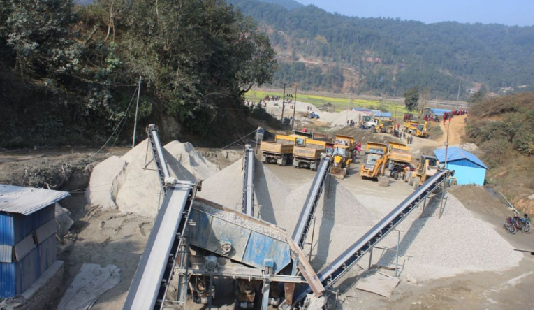 स्थानीयको विरोधकाबीच अवैद्य क्रसर उद्योग पुनः संचालन