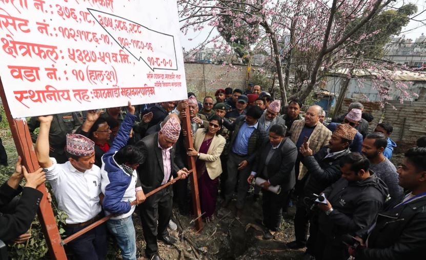 व्यक्तिले हडपेको सरकारी जग्गामा मन्त्रीले गाडिन् साइन बोर्ड