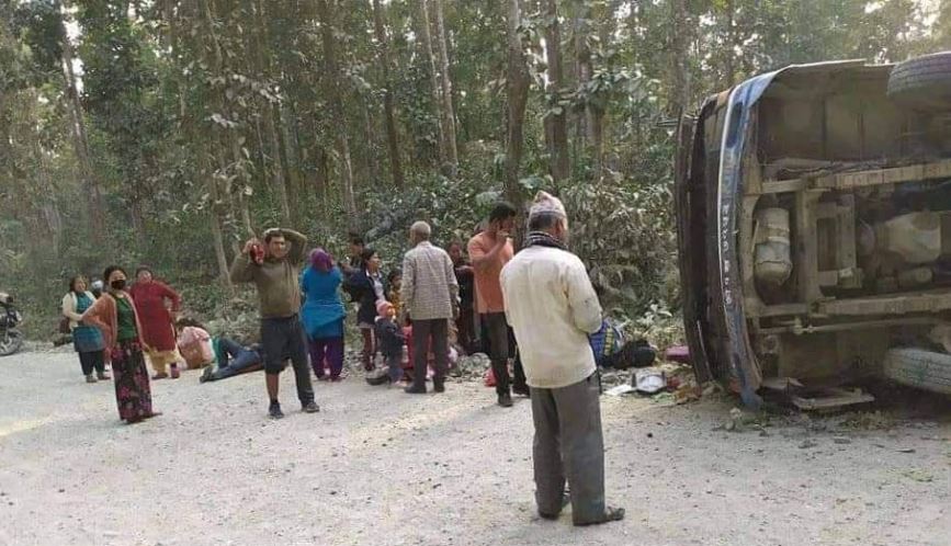 मोरङको पथरीमा बस दुर्घटना : १८ जना घाइते