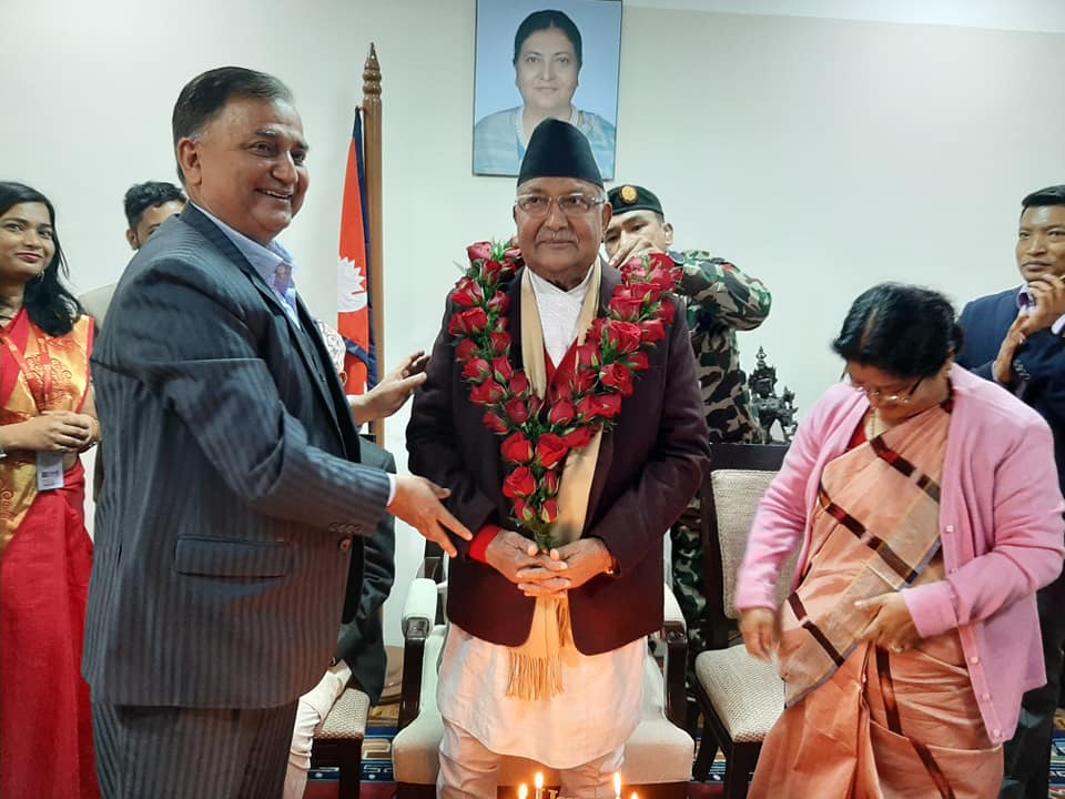 ६९ औँ जन्मदिनको अवसरमा प्रधानमन्त्रीलाई रातो गुलाबको माला