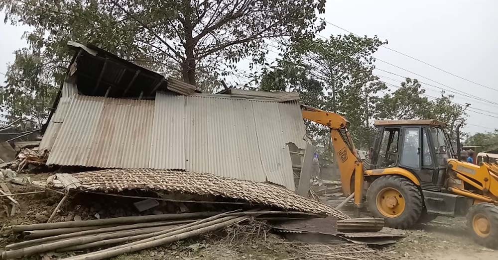 सार्वजनिक बाटो ओगटेर बनाइएका घर–टहरामा विराटनगर महानगरले चलायो डोजर