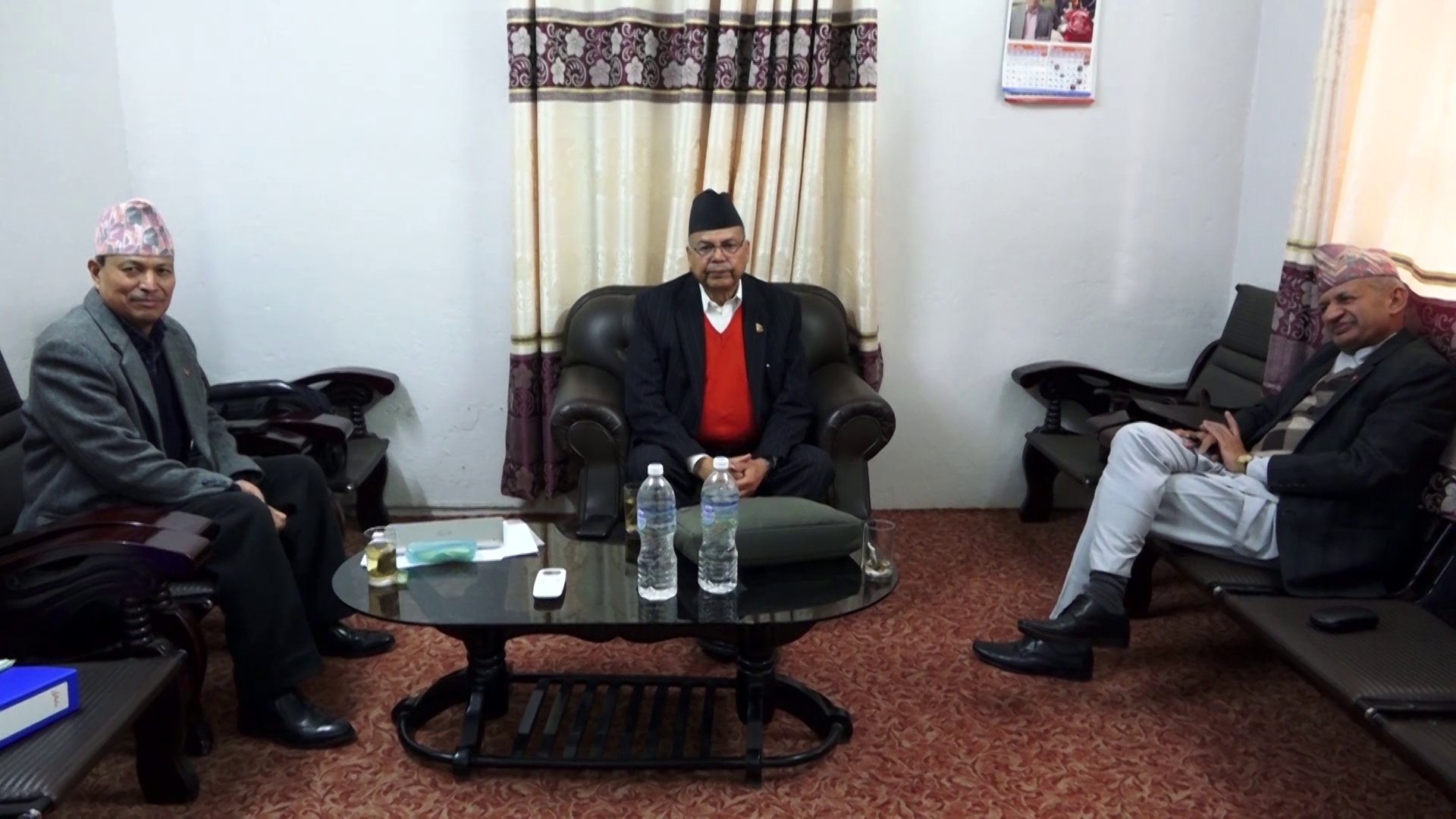 नेकपाको कार्यदलले एमसीसी प्रतिवेदन बुझाउँदै