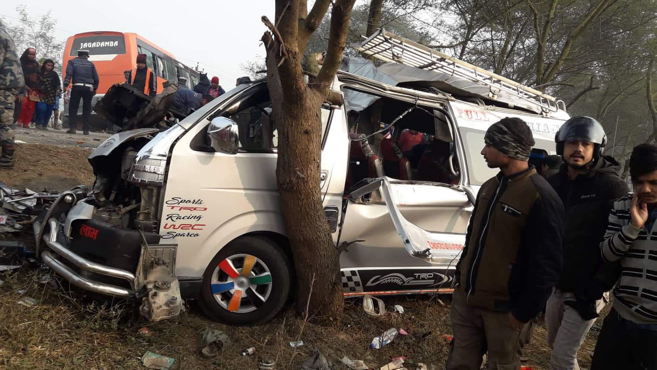 इनरुवामा बस र माइक्रोबस ठोक्किँदा ४ को मृत्यु, ६ जना घाइते