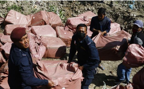 सतुंगलबाट १ सय ७७ बोरा मास्कसहित दुई व्यापारी पक्राउ