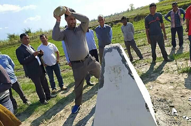 नेपाली भूमिमा गाडिएको सीमास्तम्भ कांग्रेस कार्यकर्ताद्वारा तोडफोड