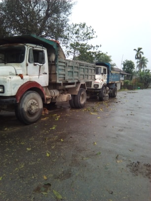 लोहन्द्रा खोलामा अवैध उत्खनन गर्ने ४ वटा टिपर नियन्त्रणमा