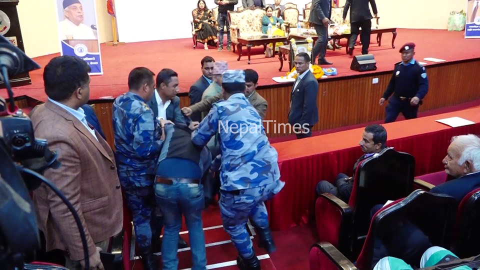 नेकपाका अध्यक्ष दाहाललाई जुत्ता प्रहार गर्ने पूर्वमाओवादी लडाकुका छोरा