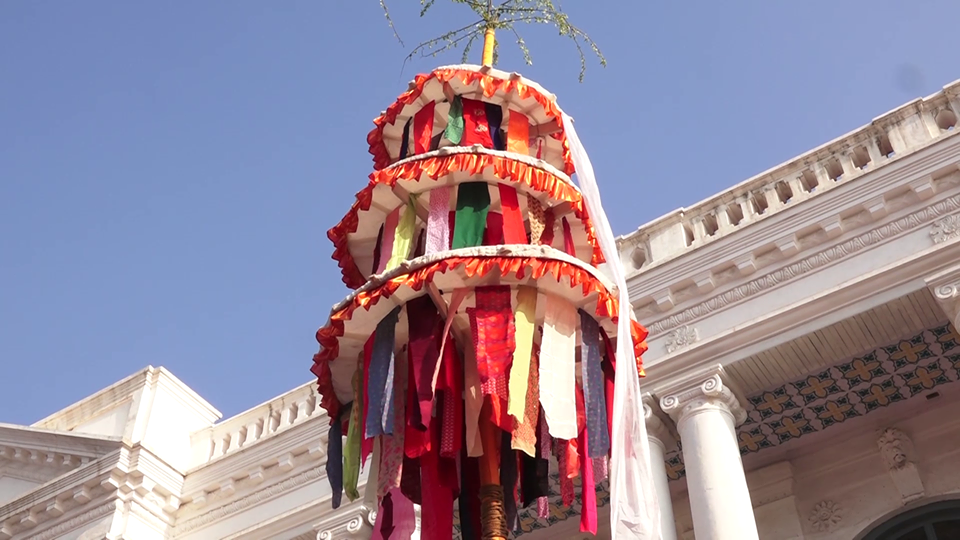 रंगहरुको पर्व होली सुरु, वसन्तपुरमा चीर ठड्याइयो