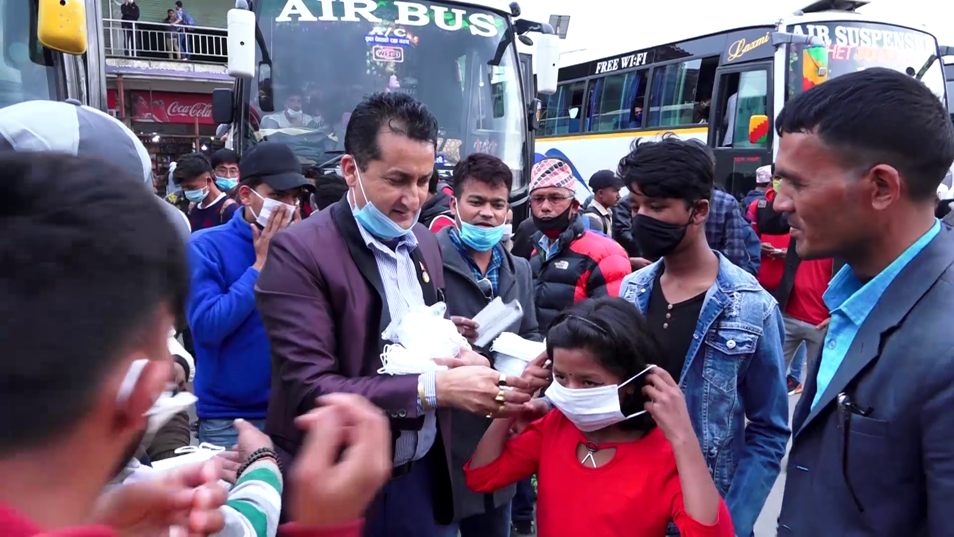 बसका यात्रुलाई मास्क वितरण