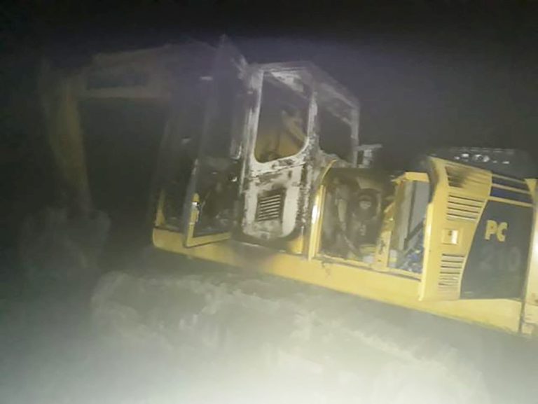 स्काभेटर र जेसीभीमा अज्ञात समूहद्वारा आगजनी