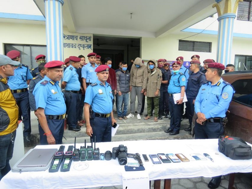 प्रहरी र पत्रकार नै लुटेरा , हिरा लुट्ने ४ जना पक्राउ