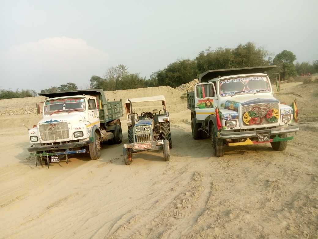 मोरङको बुढि खोलामा अवैध उत्खनन गर्ने ४ सवारी नियन्त्रण