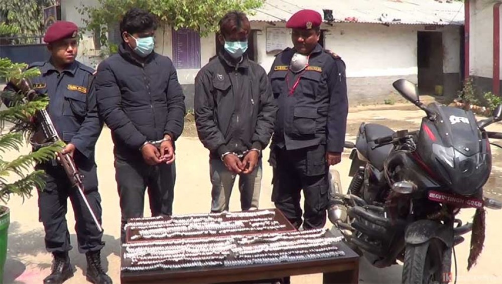 प्रेस लेखिएको मोटरसाइकलमा लागुऔषध बरामद, दुईजना पक्राउ