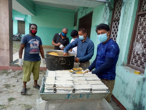 विरामीका कुरुवालाई खाना खुवाउँदै तरुण दल