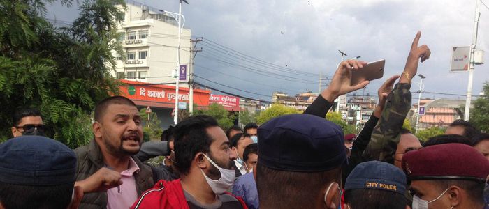 सरकारी वकिल कार्यालय अगाडि बाबुराम भट्टराई विरुद्ध नाराबाजी