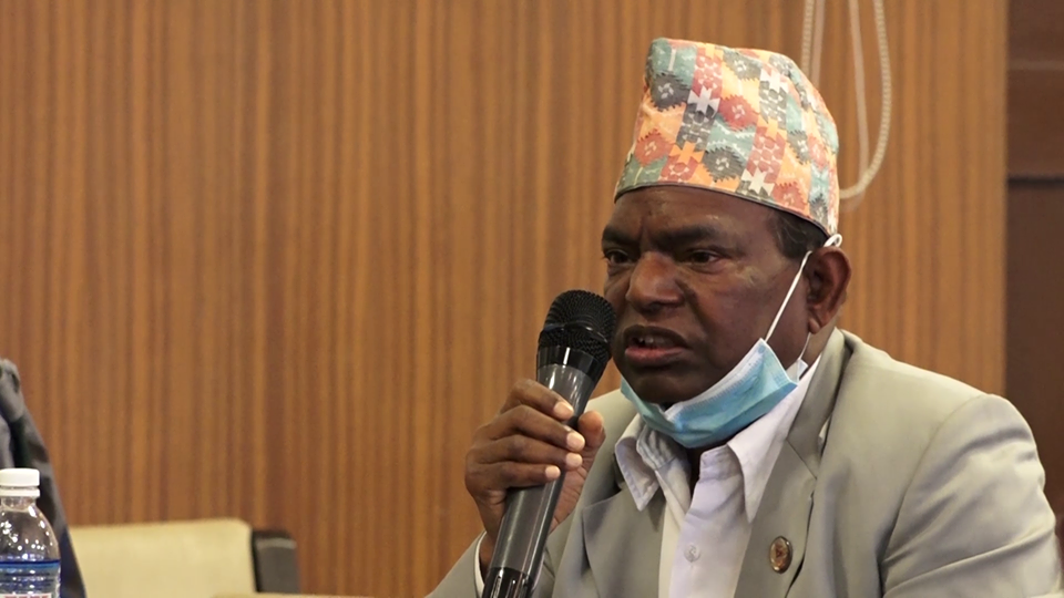 निर्वाचन क्षेत्रका विपन्नलाई राहत बाँड्दै लालबाबु पण्डित