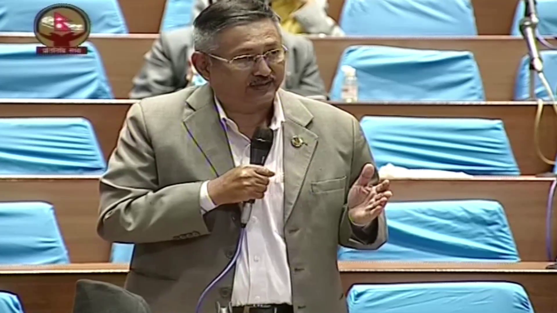 प्रधानमन्त्रीलाई संसदमा उपस्थित हुन सांसदको आग्रह