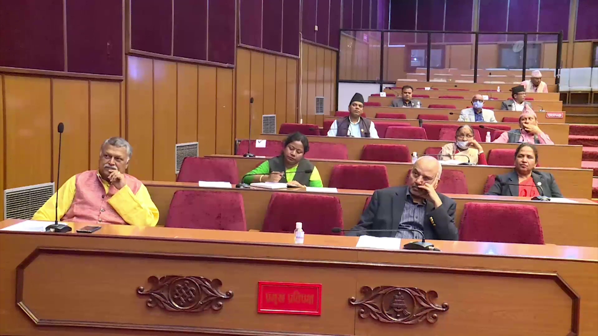 सवारी पासमा कडाई गर्न सांसदको माग