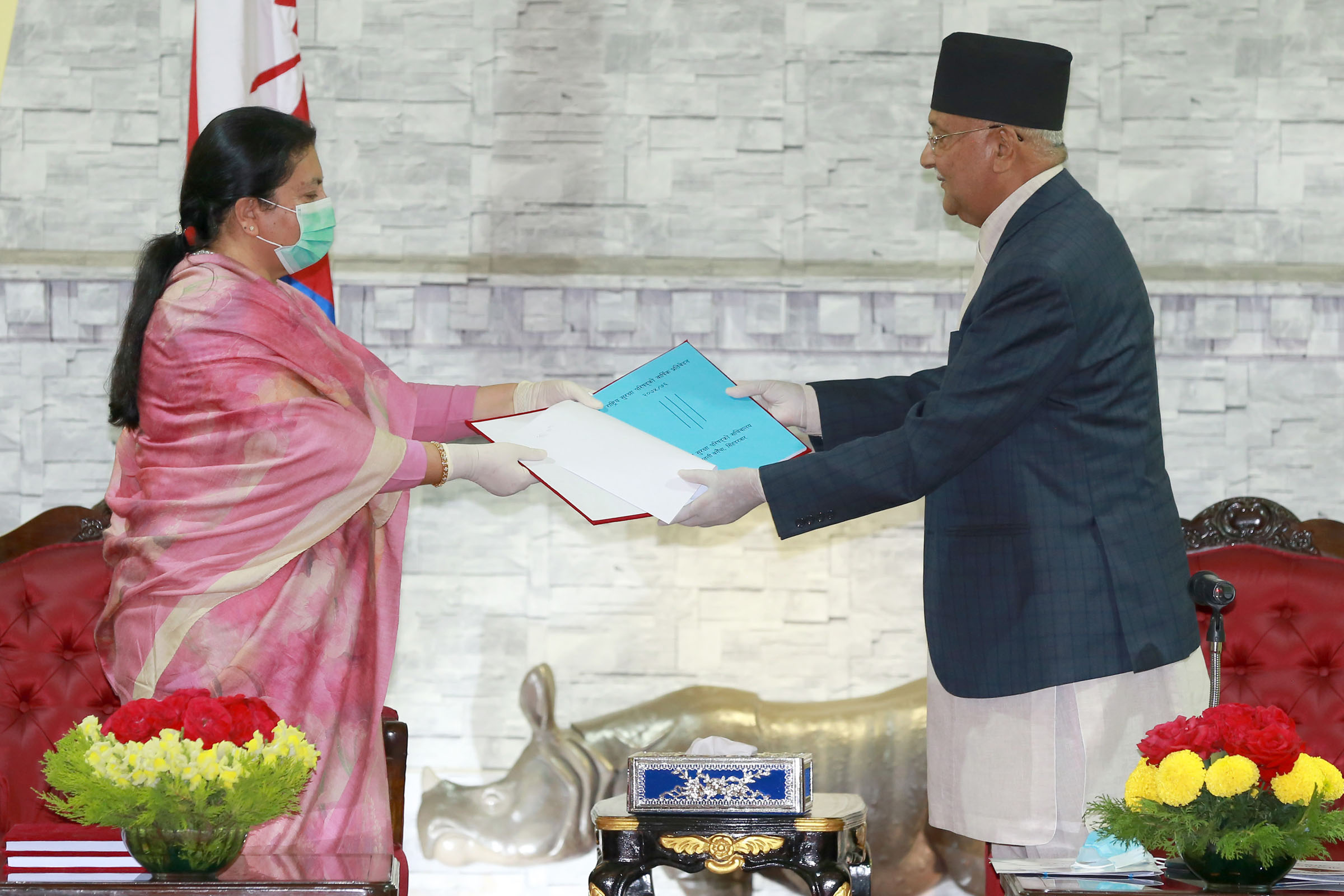 प्रधानमन्त्री ओलीद्वारा राष्ट्रपतिसमक्ष प्रतिवेदन पेश