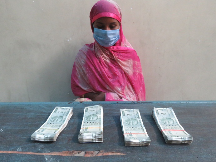 दुई लाख भारतीय रुपैयाँसहित एक महिला पक्राउ