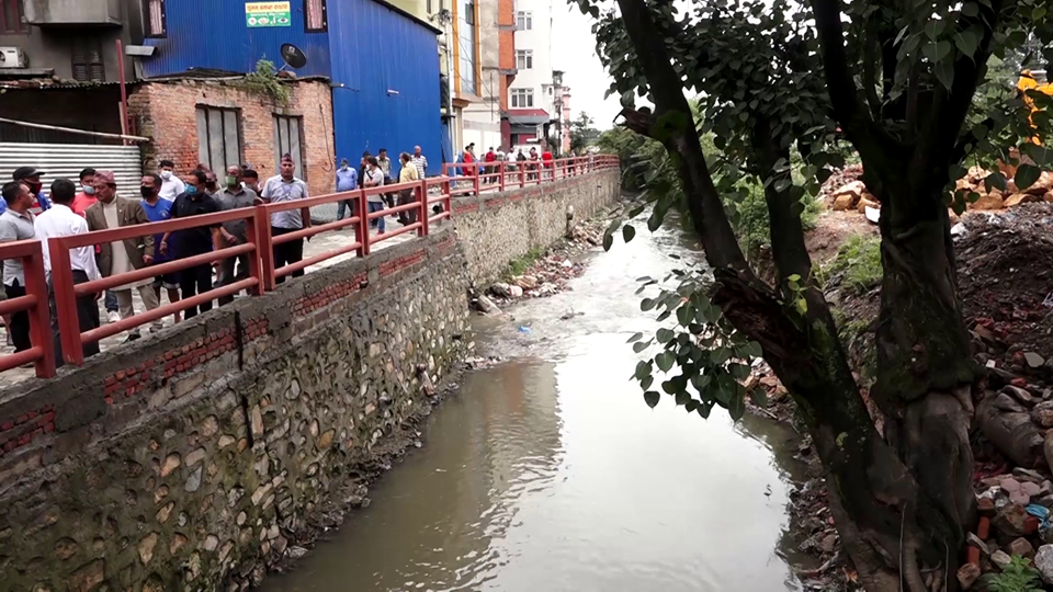 मध्य काठमाडौं भएर बग्ने टुकुचा खोलामा शुद्ध पानी मात्रै बगाउने