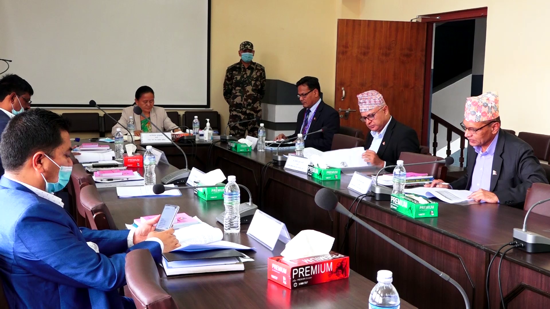 प्रदेशका मन्त्रीको गुनासो-‘अनुभव नभएका कर्मचारीका कारण काम गर्न सकिएन’