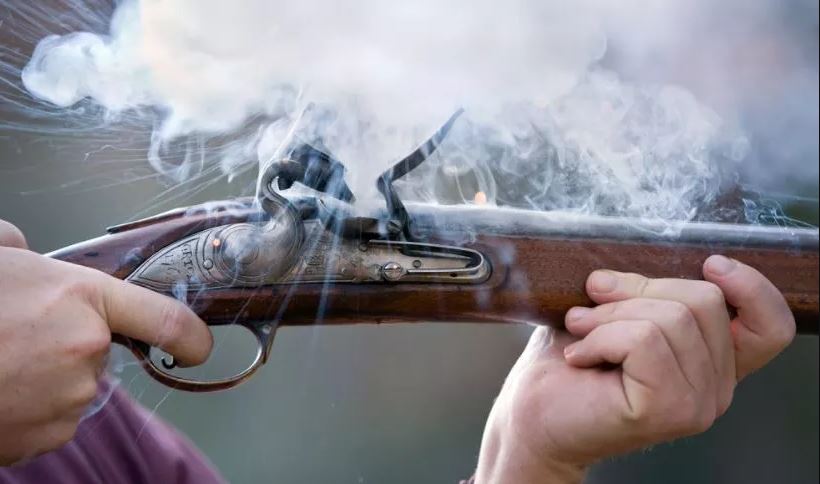 आफ्नै निधारमा गोली प्रहार गरी आत्महत्या