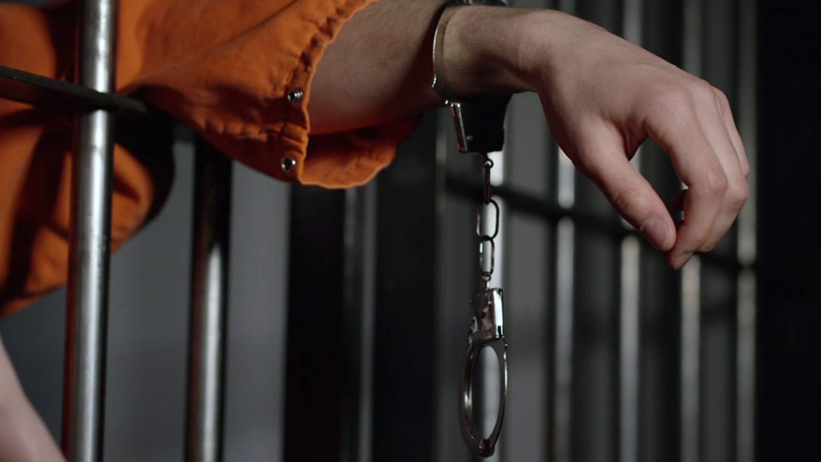 प्रहरी थुनाबाट कैदी हत्कडीसहित फरार