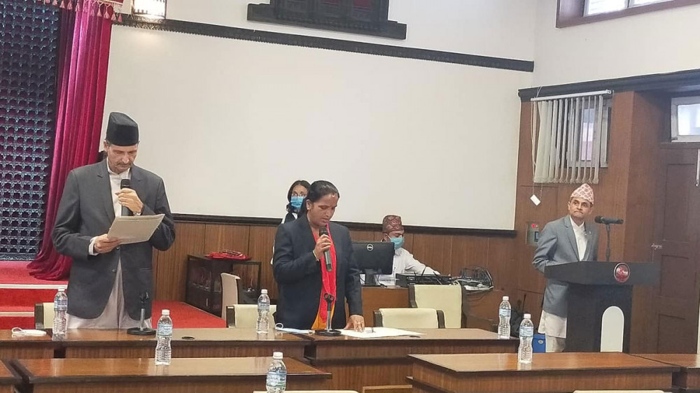 सरिता गिरीको ठाउँमा नियुक्त भएकी सिटौलाले लिइन् सांसदको शपथ