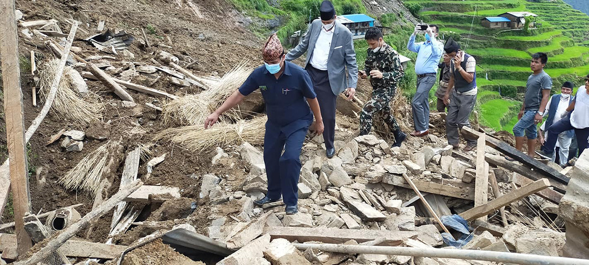 सिन्धुपाल्चोकको पहिरो पीडित बस्तीमा पुगे सभामुख सापकोटा