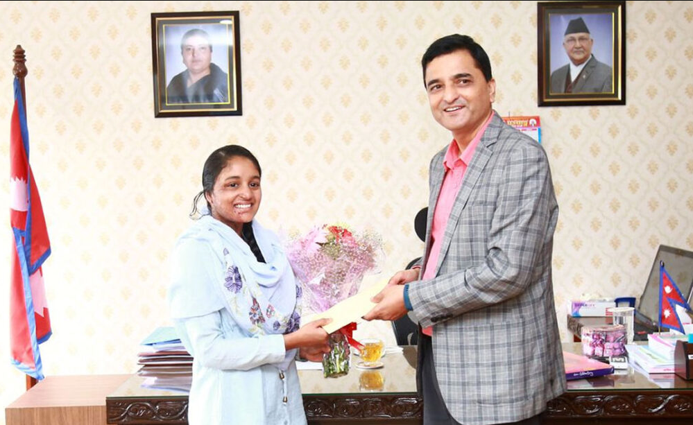 आफ्नो जन्मदिनमा पर्यटनमन्त्री भट्टराईले गरे मुस्कानलाई ५० हजार सहयोग