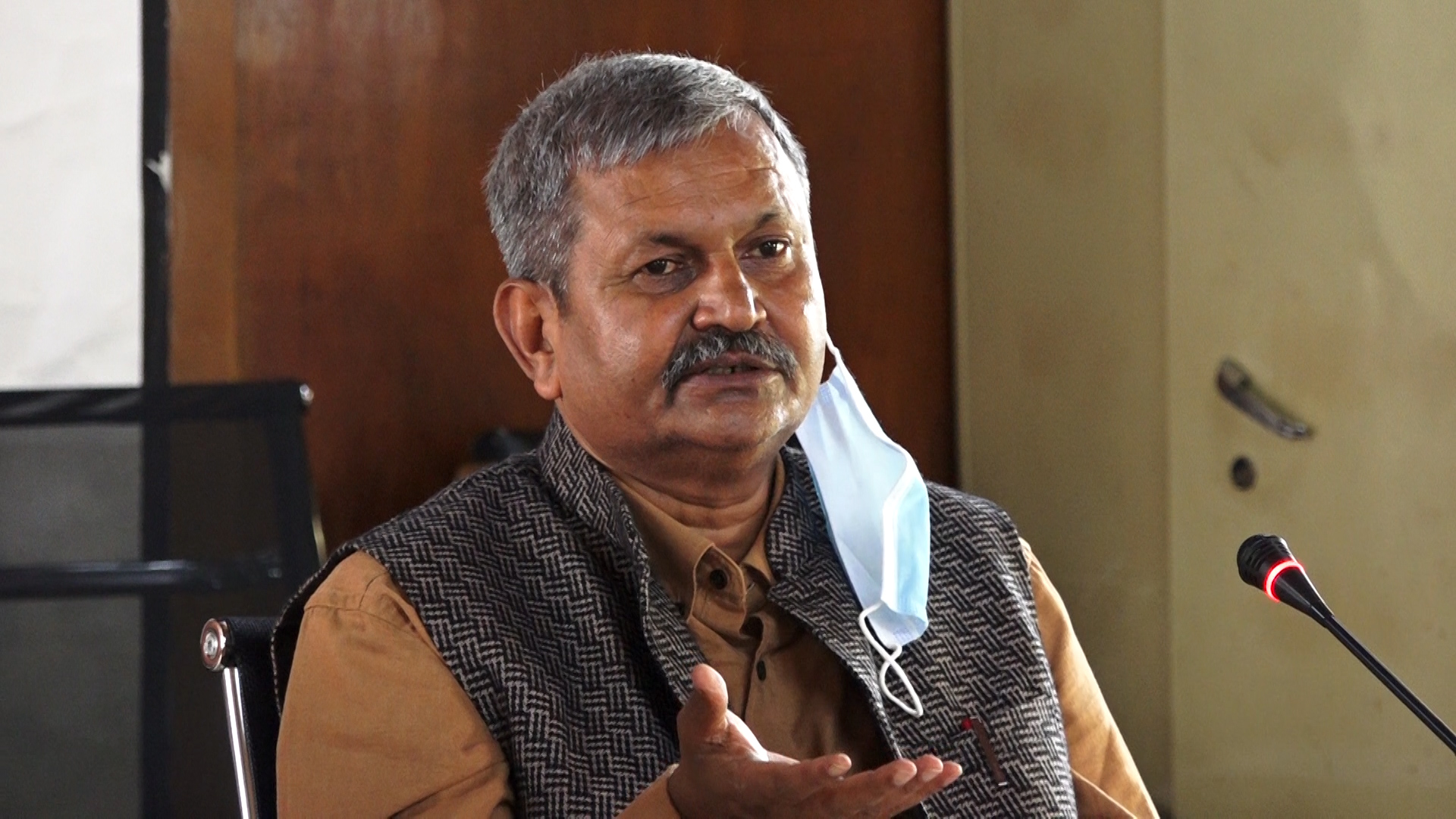 श्रम मन्त्रीले भने– विदेशमा बेखर्ची भई बसेकाको सरकारले उद्दार गर्छ