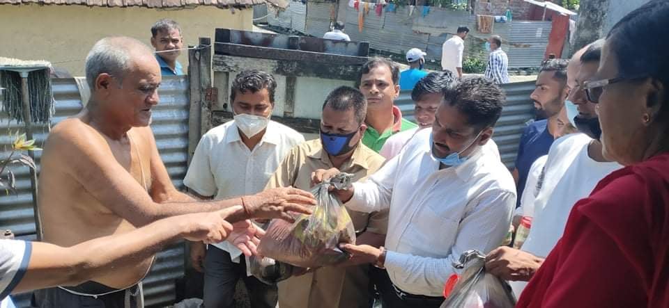 कोरोनाविरुद्धका जडिबुटी लिएर संक्रमितको घर-घर पुग्दै नेकपाका नेता