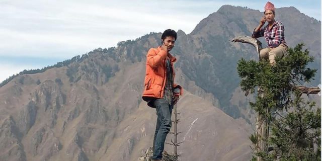 मोबाइलको टावर टिप्न रुख चढ्नुपर्ने !