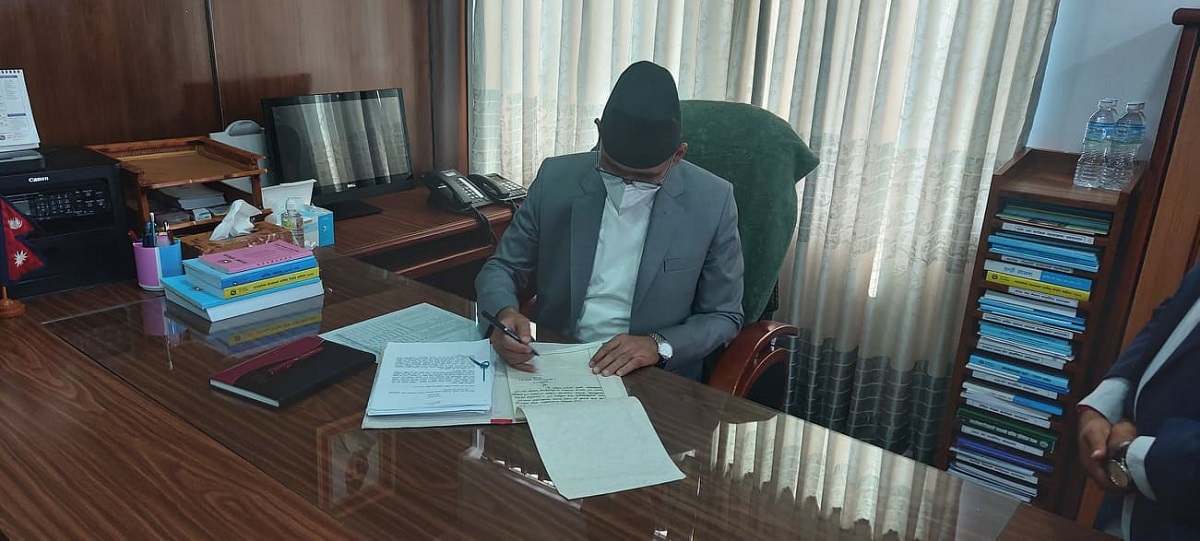 पदभार ग्रहण गर्दै अर्थमन्त्री पौडेलद्वारा विश्व बैंकबाट डलर २० करोड ऋण लिने निर्णयमा हस्ताक्षर