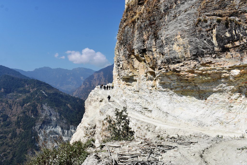 दुर्गम गाउँमा सडक पु¥याउन कहालीलाग्दो भीर फुटाइँदै