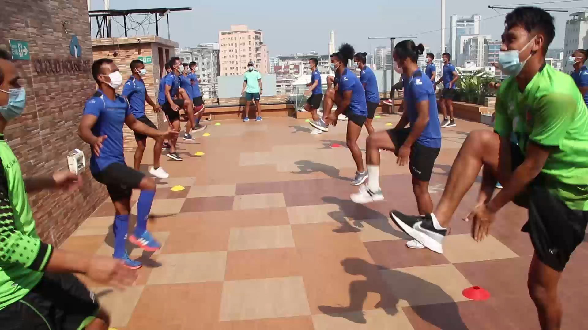 बंगलादेशमा होटलको छतमा अभ्यास गर्दै नेपाली फुटबल टोली