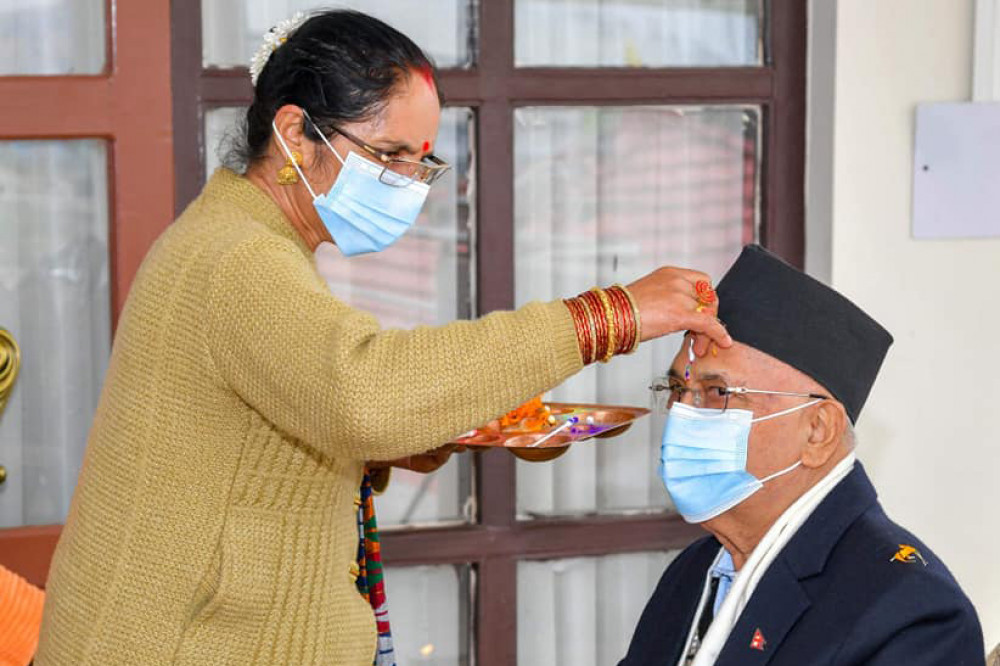 प्रधानमन्त्री ओलीले लगाए बहिनीको हातबाट भाइटीका