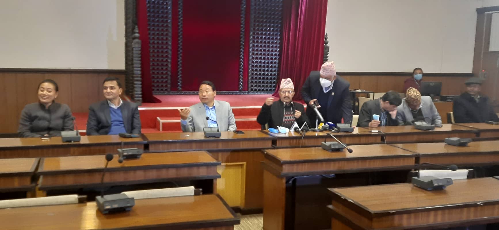 प्रचण्ड-नेपाल समुहका ७ मन्त्रीले दिए राजीनामा