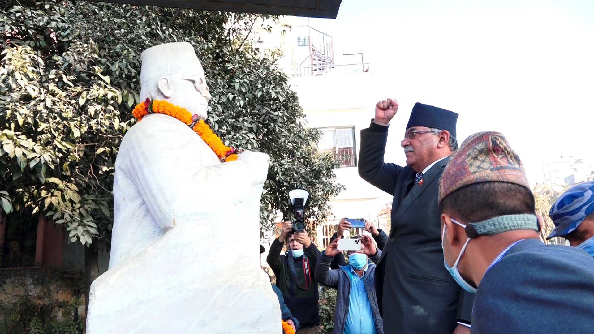 मदन भण्डारीको शालिक तर्फ फर्केर प्रचण्डले अविवादन गरेपछि.. (फोटो फिचर)