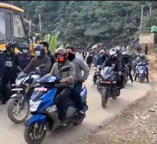 तनहुँमा कांग्रेस नेता पौडेलले पुल उद्घाटन गर्न नहुने भन्दै युवा संघको प्रदर्शन