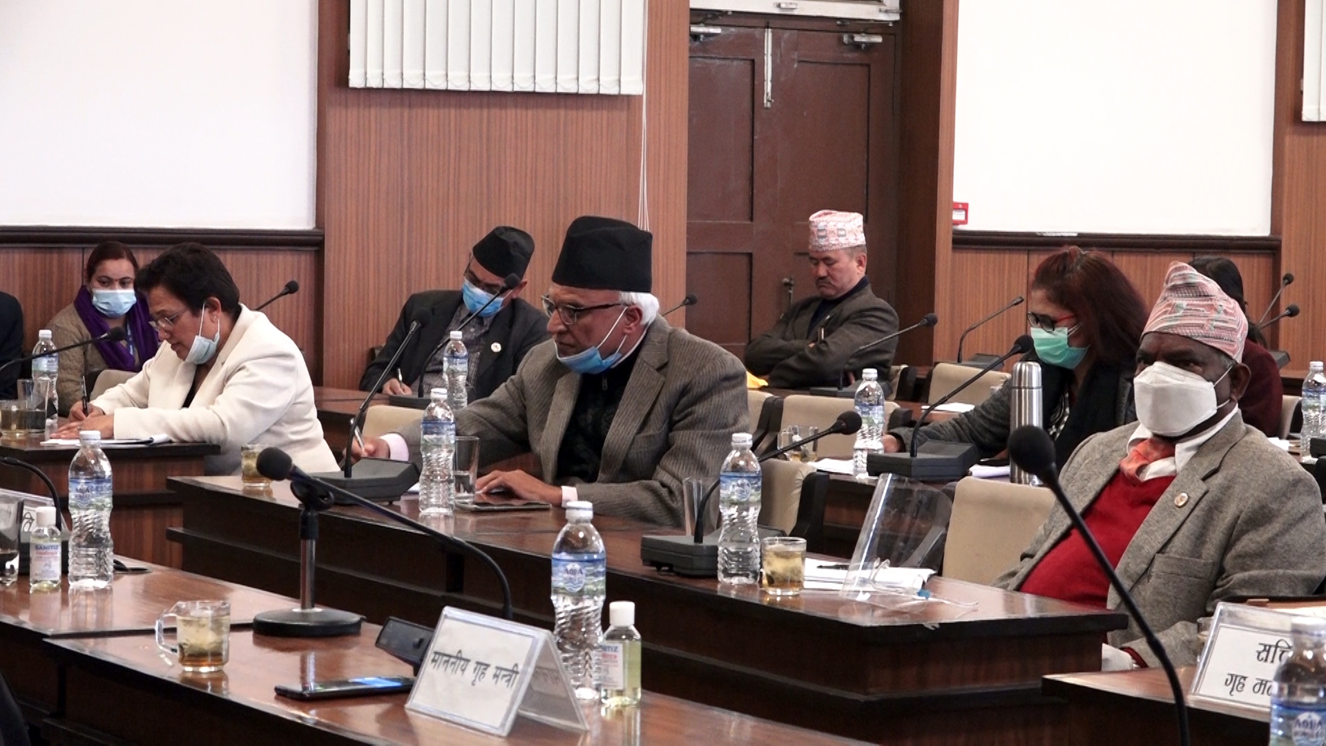 गृहमन्त्री माथि नैतिक संकट, सांसदले मागे राजीनामा