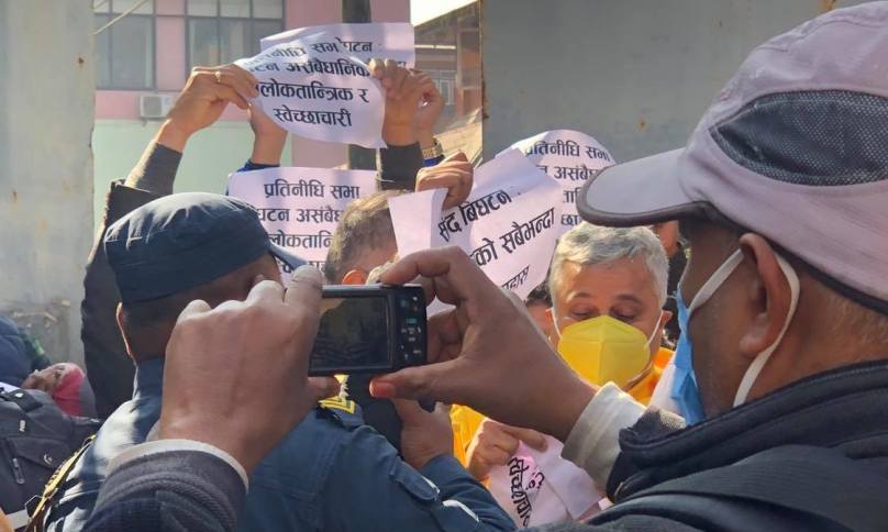 संसद् विघटनविरुद्ध प्रदर्शन गर्ने कृष्ण पहाडीसहित १६ जना पक्राउ