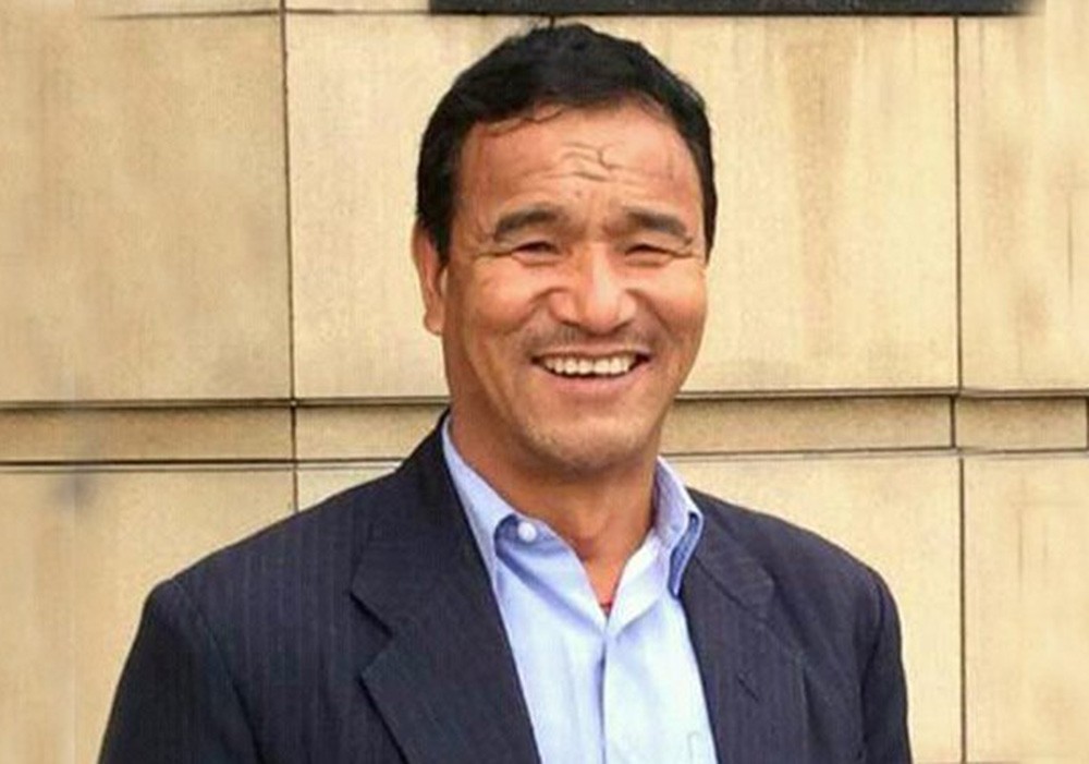 ओलीलाई छाडेर प्रचण्ड–नेपालतिरै फर्किए छक्कबहादुर लामा