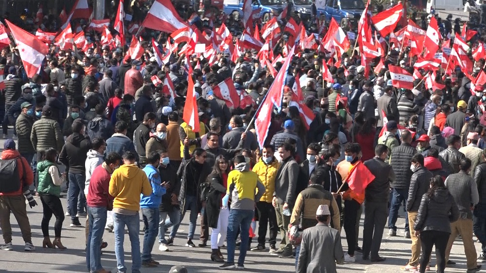 फेरि तात्न थाल्यो सडक