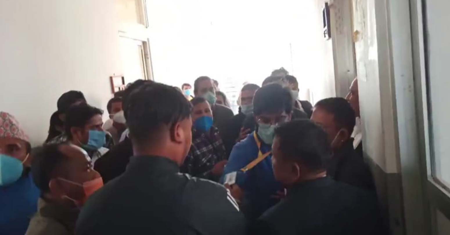 मालपोतका कर्मचारी र लेखापढी व्यवसायीद्वारा समाचार संकलनमा गएका पत्रकारमाथि कुटपिट